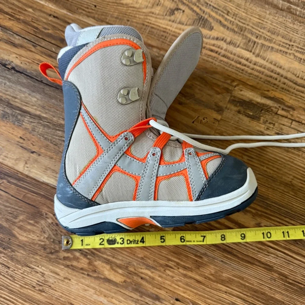 Burton Moto Kids Snowboard Boots Size 1 Tan Grey Orange Lace‎ Up Winter Sports